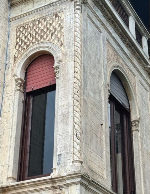 Colonnettes framing the windows